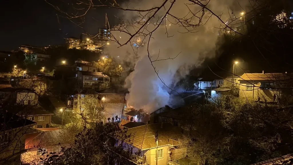 Zonguldak’ta bir meskenin çatısında çıkan yangın söndürüldü