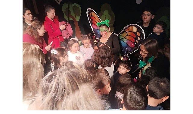 Ayvalık Belediye Tiyatrosu’nun Yeni Çocuk Oyununa Ağır İlgi