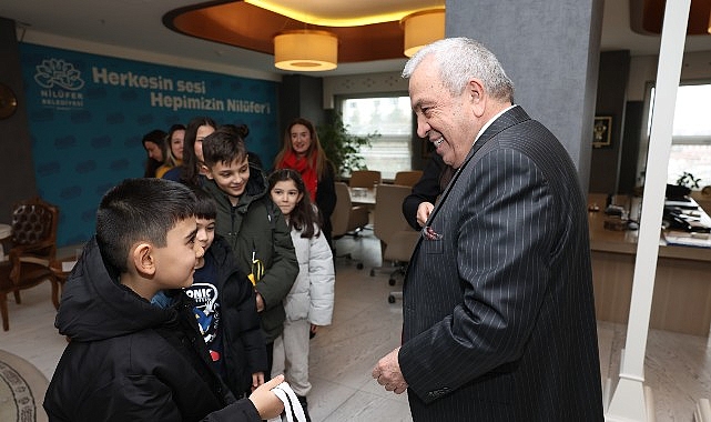 Badırgalı çocuklar el emeklerini Lider Şadi Özdemir’e armağan etti