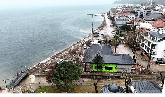Büyükşehir’den Ulaşlı kıyısına dalga kırıcı set
