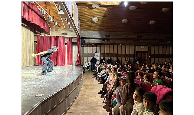 İnegöl’de Tiyatro Şenliği Coşkusu Sürüyor