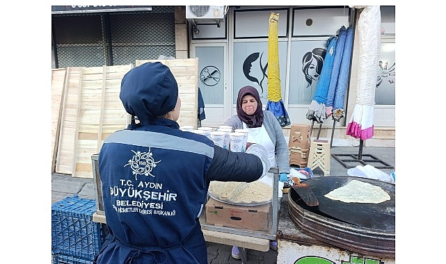 Lider Çerçioğlu’ndan Vatandaşlara ve Pazarcı Esnafına Sıcak İkram