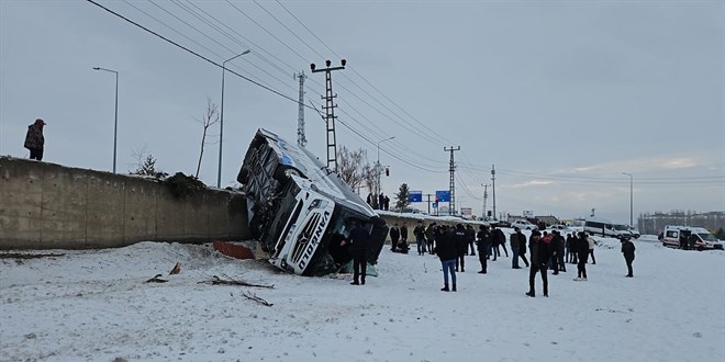 Ağrı’da otobüs devrildi: 16 yaralı