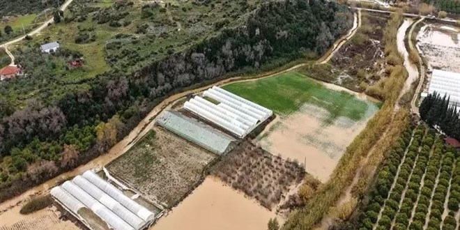 Antalya’da sel ve fırtına seraları vurdu: Ziyan 3 milyar TL’yi bulabilir