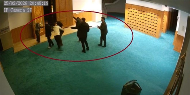 Ayakkabısının kaybolduğunu söyleyip cami görevlilerine saldırdı