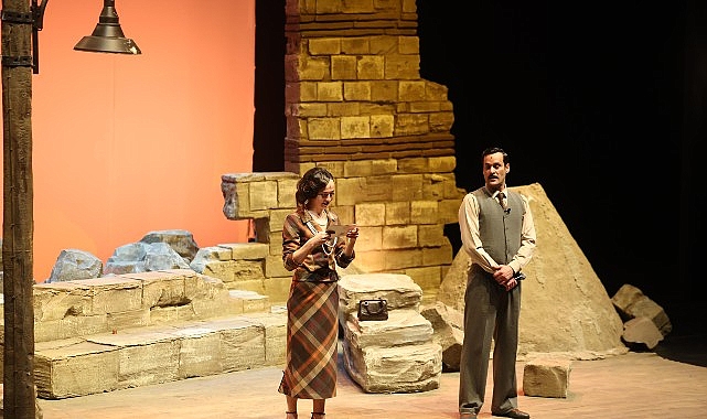 Bakırköy Belediye Tiyatroları’nda Yeni Periyot: ‘Ay Tedirginliği’ Galasında Yıldızlar Geçidi!