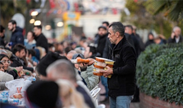 Büyükşehir iftar sofrasını bu kere Karşıyaka’da kurdu