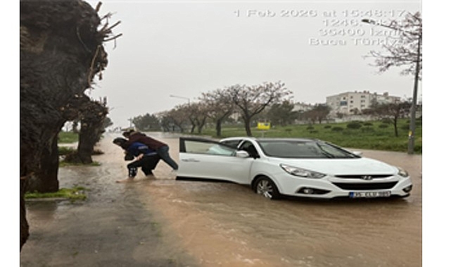 Büyükşehir’in zabıtası İzmirliyi sırtında taşıdı
