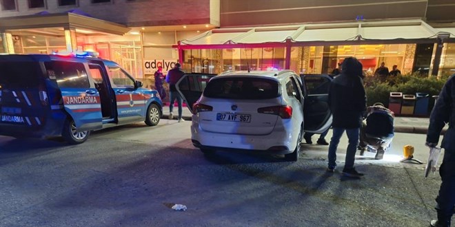 Dinlenme tesisinde park halinde olan arabadan ceset çıktı