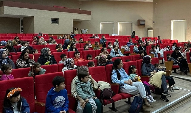 Gölcük’te Çocuklara Özel Sahne Aktiflikleri Dolu Dolu Geçiyor