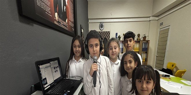 İlkokul radyosu: Müdür yardımcısının odasında bir masa ile başladı!