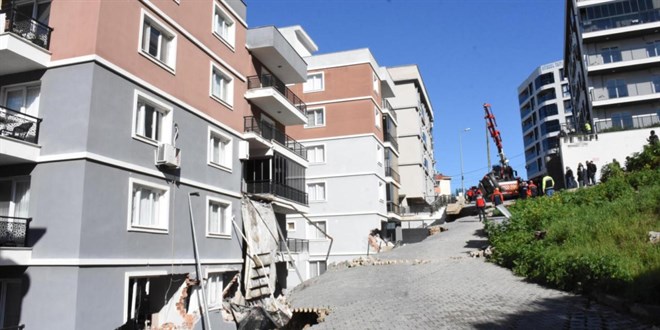 İzmir’de istinat duvarı çöktü: 2 bina ve 6 araç hasar gördü