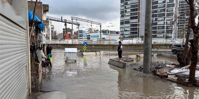 İzmir’de sağanak hayatı olumsuz etkiledi