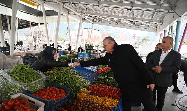 Lider Yardımcısı Emin Gül ve kardeşi Emel Gül Kurga’dan pazar esnafına çorba ikramı