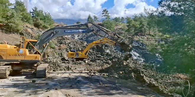 Muğla’da heyelan nedeniyle yol ulaşıma kapandı