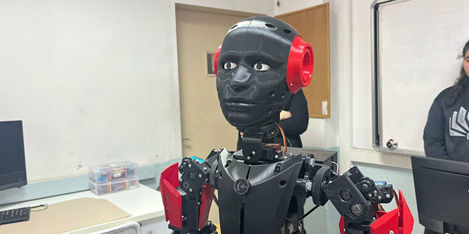 Öğrencilerin geliştirdiği ‘Altan’ robot, onlarla sohbet edip rehberlik yapıyor