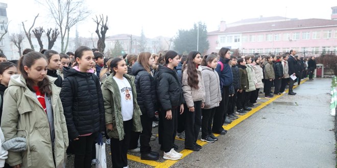 Okullarda 6 Şubat sarsıntılarında hayatını kaybedenler için hürmet duruşu