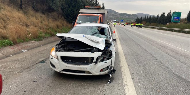 Otoyolda paklık yapan çalışanlara araba çarptı: 1 meyyit