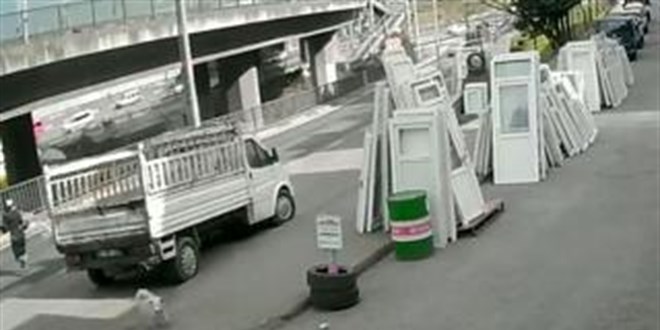 Sahipsiz köpeğin kovaladığı üniversite öğrencisine otobüs çarptı