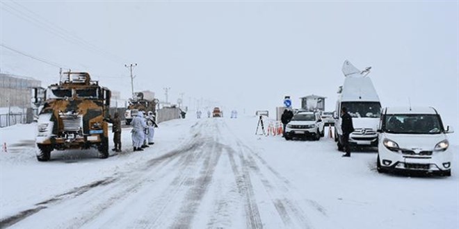 Van’da çığ nedeniyle 12 gündür kapalı olan yol açıldı