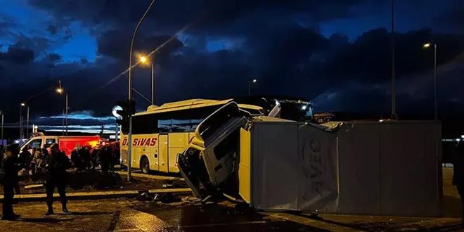 Yolcu otobüsü ile kamyonet çarpıştı: 5 yaralı
