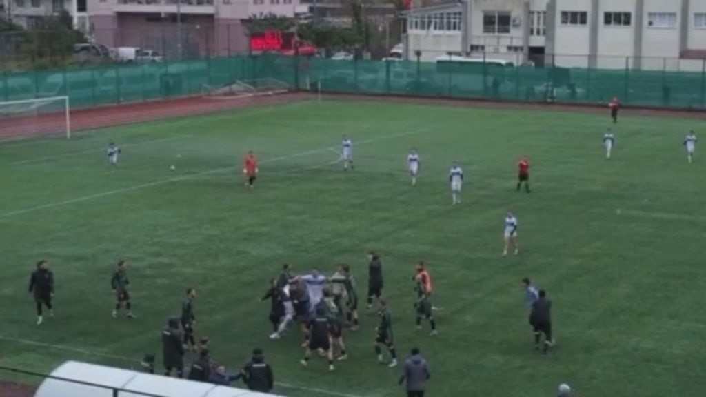 Artvin’de amatör maçta tekmeli yumruklu arbede kamerada