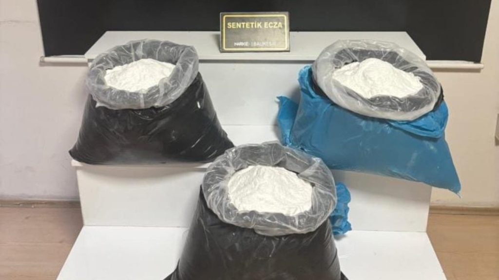 Balıkesir’de arabada 72 kilo uyuşturucu hap hammaddesi ele geçirildi