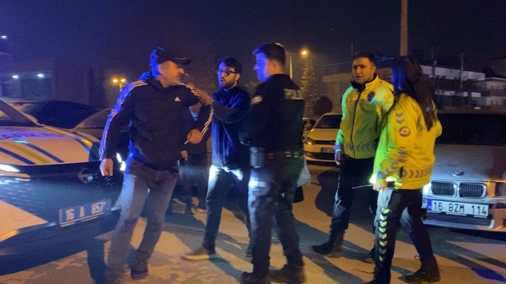 Bursa’da yüksek sesli müzik değerliye patladı: Şoförün babası kaputa oturdu