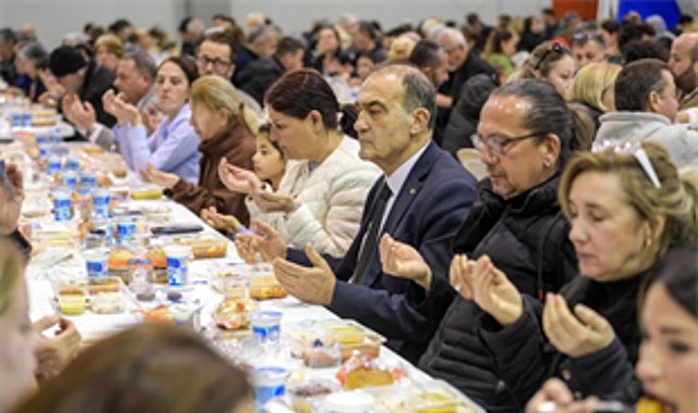 Büyükşehir’in iftar sofrası bu sefer Foça’da kuruldu