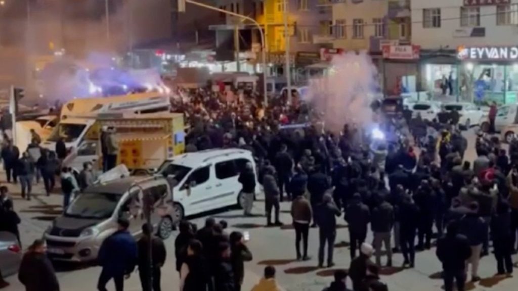 Deplasmandan galibiyetle dönen başkan Erzurumspor FK, kentte coşkuyla karşılandı