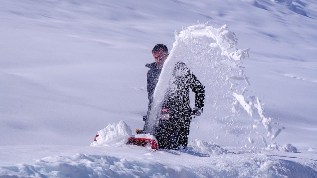 Erzurum’da kar yağışı bitti, zahmeti bitmedi