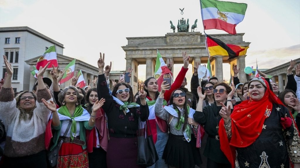 Hamaney’in vefatı Avrupa’daki muhalif İranlıları sokağa döktü