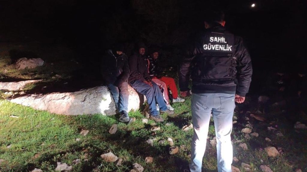 İHA’dan gece tespiti: İzmir’de 22 kaçak göçmen yakalandı