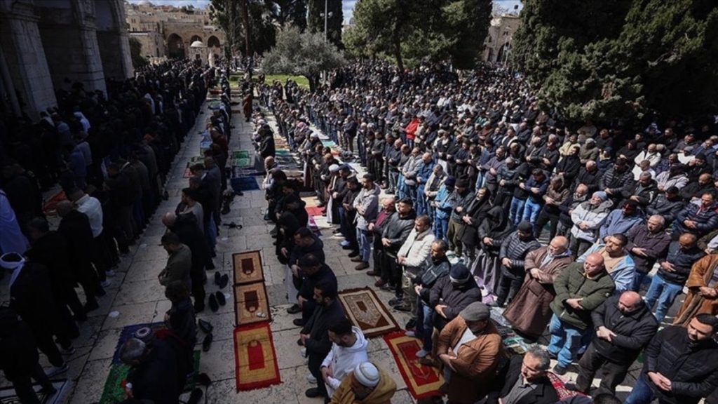 İsrail’den Mescid-i Aksa’da cuma namazına yasak kararı
