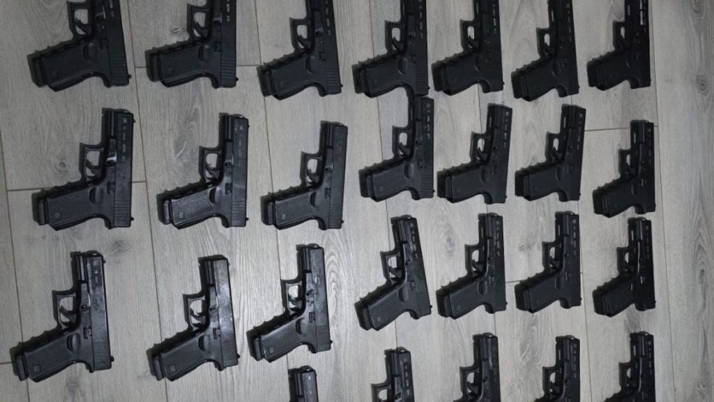 İstanbul’da gözaltına alınan şahsın konutundan 50 adet tabanca çıktı