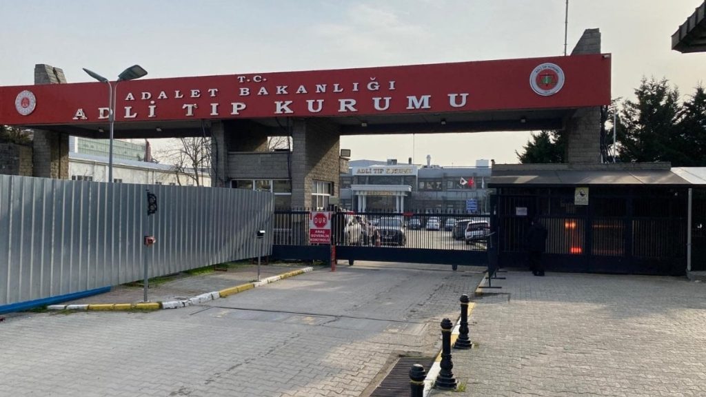 İstanbul’da okul taarruzunda hayatını kaybeden öğretmenin cenazesi yakınlarına teslim edildi