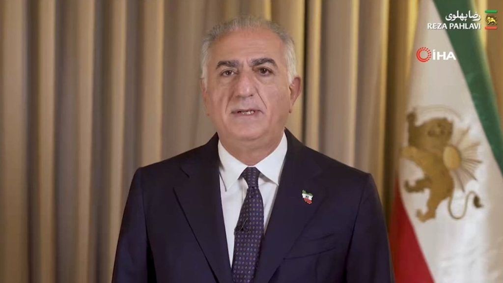 İstek Pehlevi’ye annesinden de dayanak yok: İran’ın geleceğini İranlılar belirler