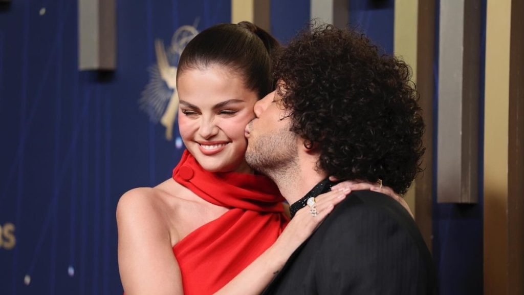 Selena Gomez tenkitlere karşılık verdi! Kocasının pis ayaklarını öptü