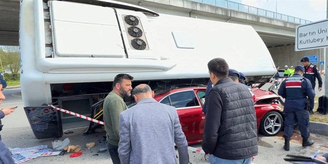 Halk otobüsü arabanın üzerine devrildi: Çok sayıda yaralı var
