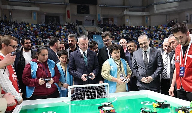 Lider Büyükakın, robot yarışına katıldı, Kocaelisporlu futbolcularla maç yaptı