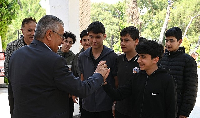 Öğrencilere evvel yemek sonra tepede kar keyfi