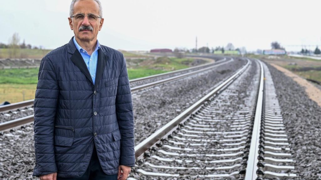 Bakan Uraloğlu açıkladı: Mersin-Gaziantep ortası 2 saat 15 dakikaya düşüyor