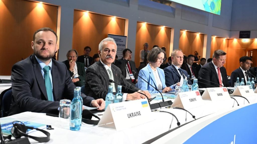 Bakan Uraloğlu: Alternatifi olmayan her sistem kırılgandır