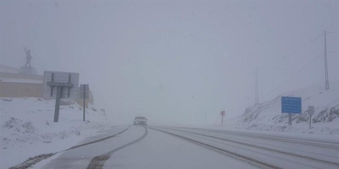 Bayburt’ta ilkbaharda kar manzarası