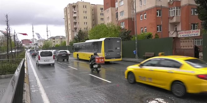 Durakta bekleyen mühendis kamyonun altında kalarak hayatını kaybetti