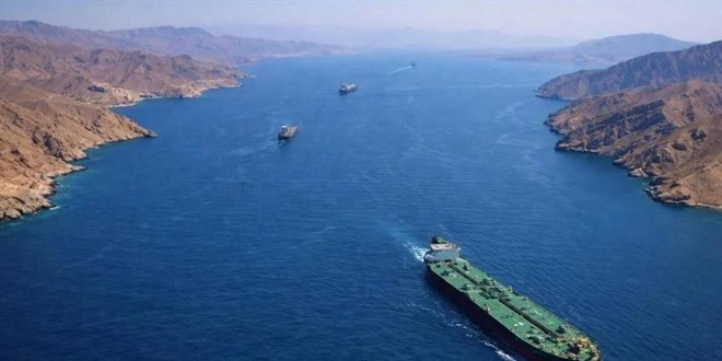 Hürmüz Boğazı’nda çatışma: 10 sivil denizci hayatını kaybetti