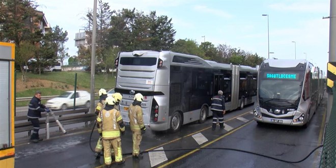 İstanbul’da metrobüsün motor kısmında yangın çıktı