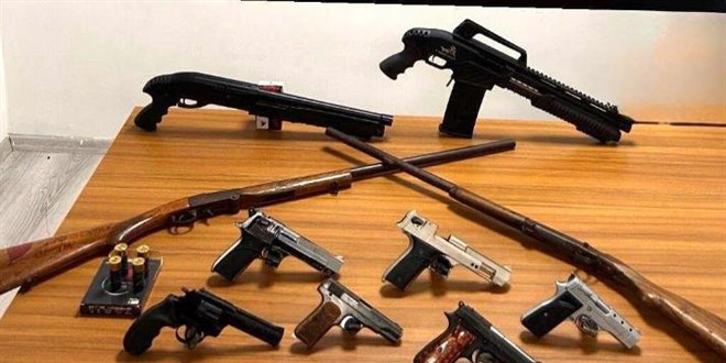 İzmir’de 2 konutta yapılan aramada 7 ruhsatsız tabanca ve 4 pompalı tüfek ele geçirildi; 3 gözaltı