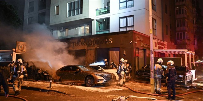Kadıköy’de oto galeride yangın: 4 araç kullanılamaz hale geldi