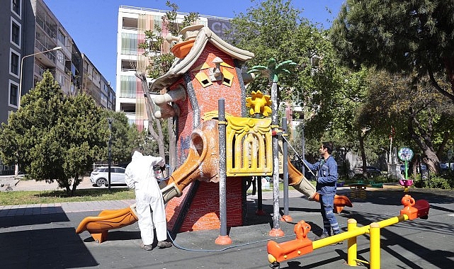 Konak’ın parklarında paklık mesaisi
